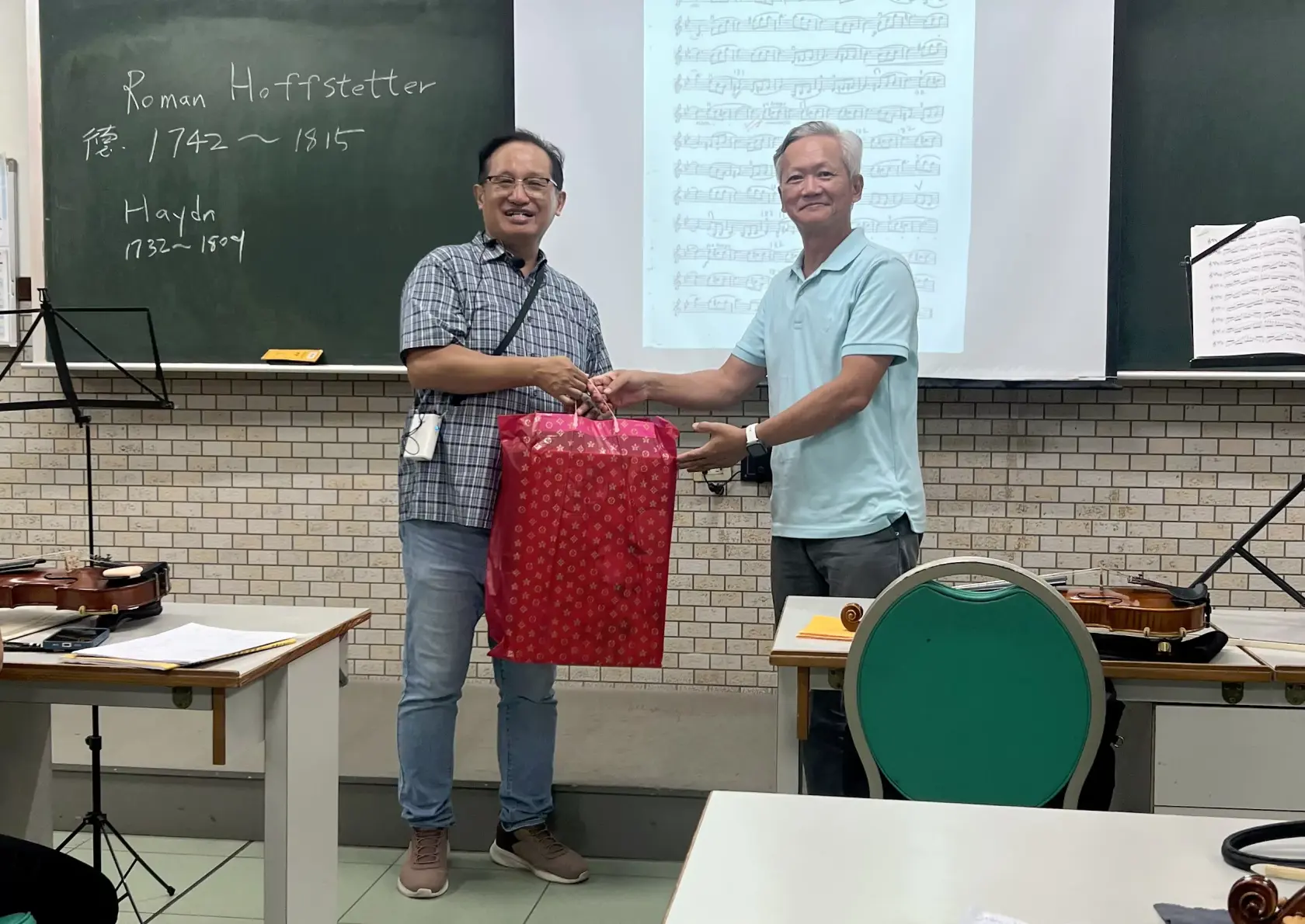 IMG_20260723_5_送水果禮盒給高老師.webp