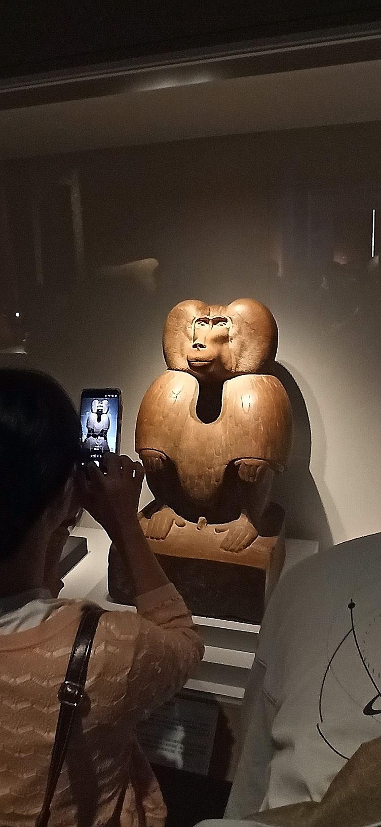 托特神化身的狒狒木雕坐像。