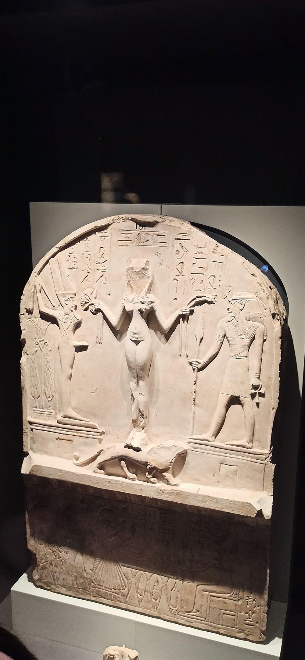 工頭卡哈崇拜埃及與外國神祇的石碑:女神卡蒂什立於獅背,兩側為敏神與雷謝普。