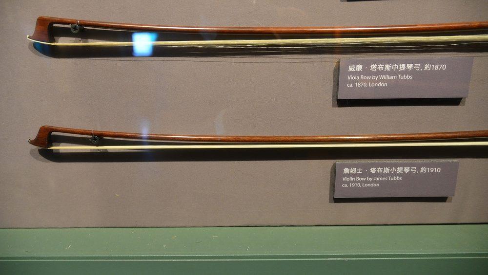 威廉.塔布斯中提琴弓(約 1870)與詹姆士.塔布斯小提琴弓(約 1910)的弓頭段特寫。