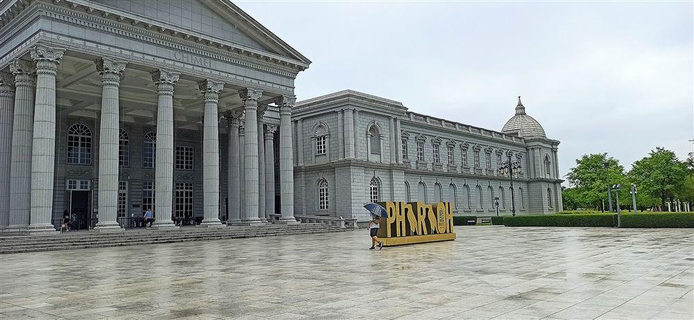 奇美博物館外觀。希臘神殿式建築前的廣場上,矗立著金色「PHARAOH」特展裝置。