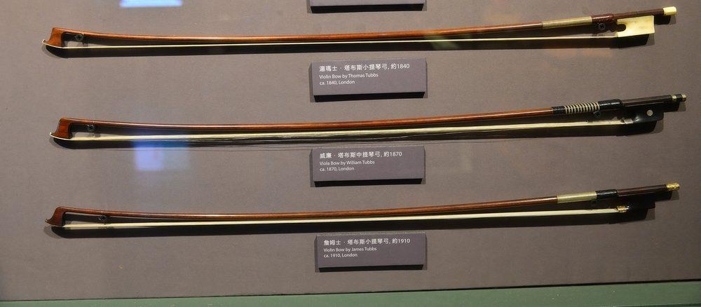 倫敦塔布斯(Tubbs)家族三代製弓:湯瑪士約 1840 年小提琴弓、威廉約 1870 年中提琴弓與詹姆士約 1910 年小提琴弓。