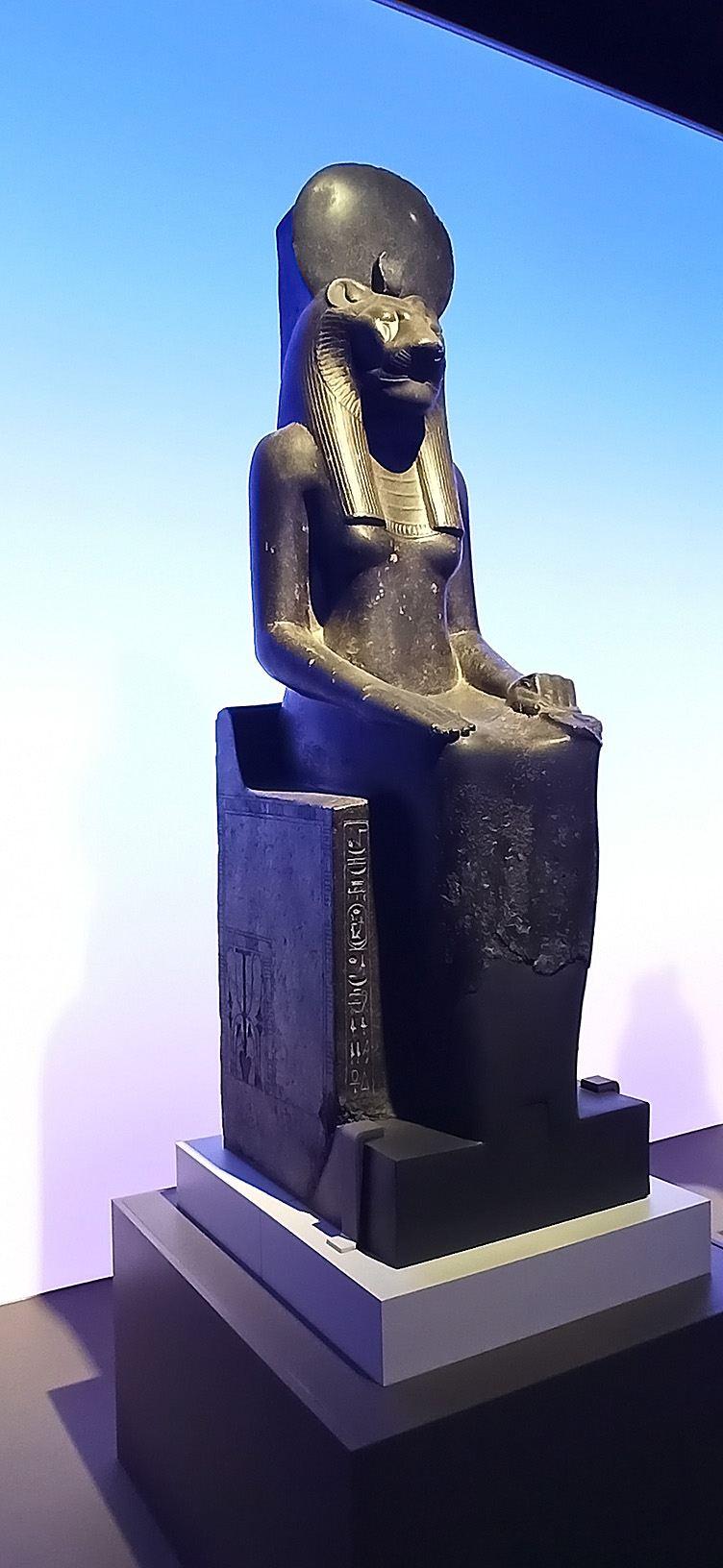 塞赫麥特女神坐像特寫,座椅側邊刻有聖書體銘文。