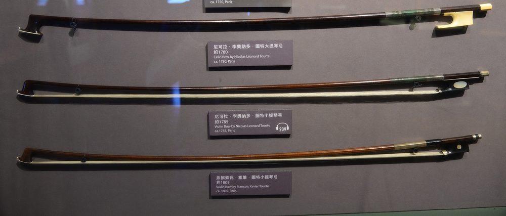法國製弓名門圖特家族三支琴弓:尼可拉.李奧納多.圖特約 1780 年大提琴弓、約 1785 年小提琴弓(語音導覽 209),以及「現代弓之父」弗朗索瓦.塞維.圖特約 1805 年的小提琴弓。