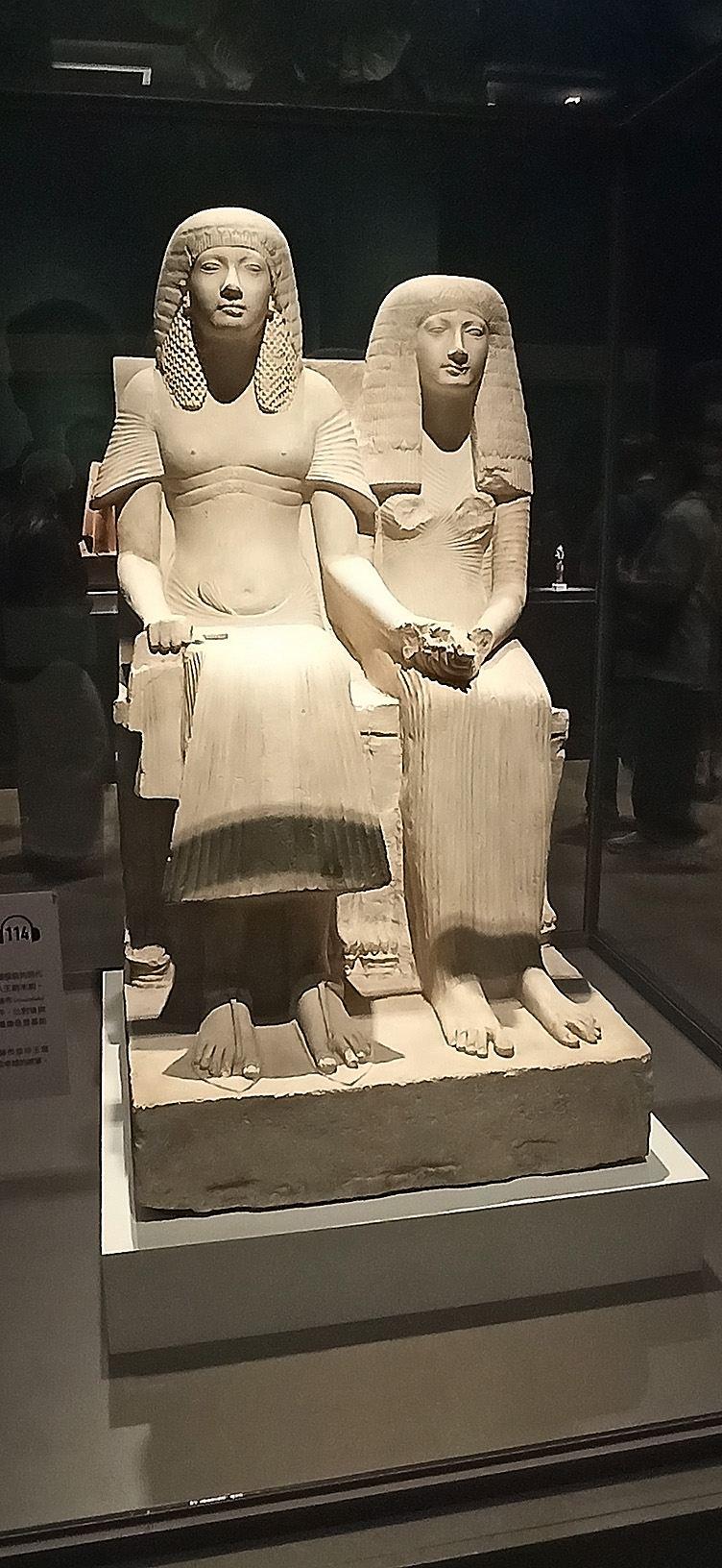 霍朗赫布夫妻坐像正面全景。