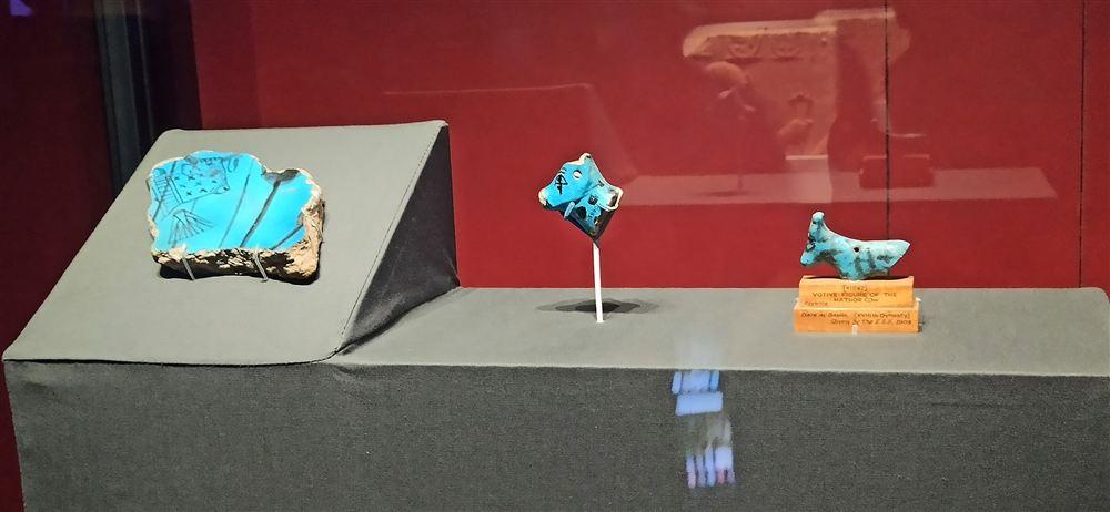 藍色彩陶展品,含哈索爾聖牛還願像(第十八王朝,出自代爾拜赫里)。