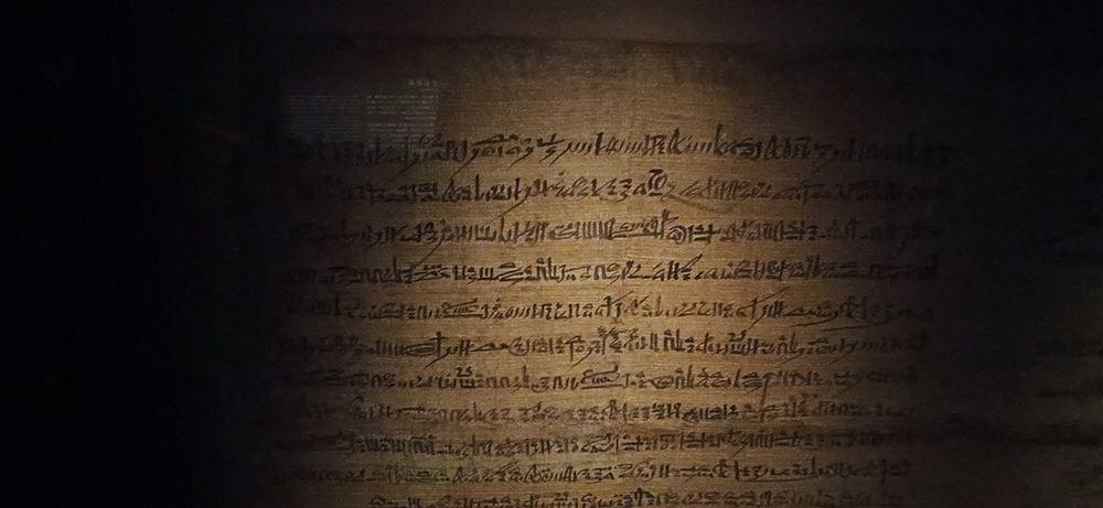 莎草紙文獻特寫,滿版僧侶體墨書。