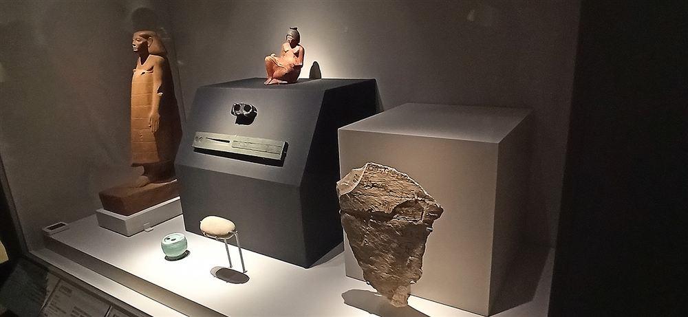 書吏主題展櫃全景:立像、書吏俑、調色板與墨水瓶。