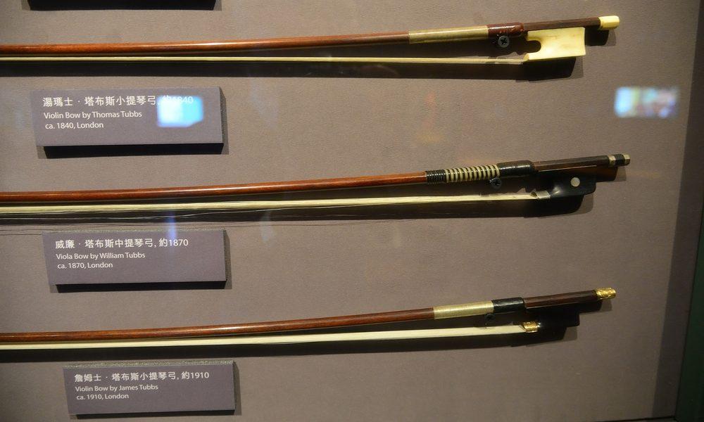 塔布斯家族三支琴弓弓尾特寫:由湯瑪士的象牙色馬尾庫到詹姆士的金質配件,呈現不同年代的裝配風格。