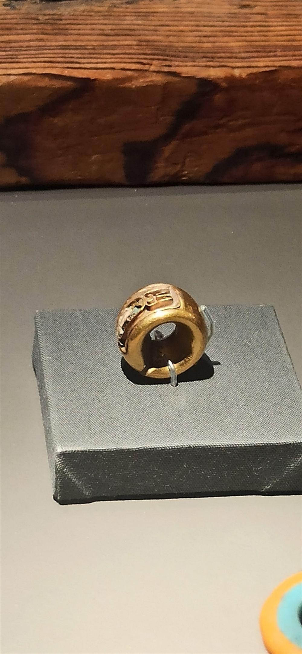 塔沃絲蕾特女王金飾特寫。