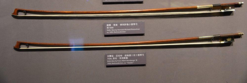 德國弓續:佛利許勒(H. R. Pfretzschner, 約 1890)小提琴弓,以及紐倫堡二世(F. A. Nurnberger II)1928 年作、曾為名家克萊斯勒(Kreisler)所用的小提琴弓。