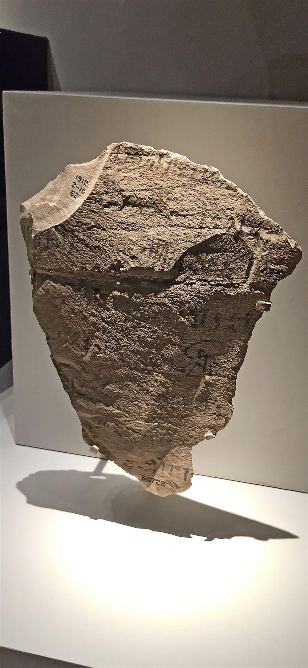 宣告法老登基的石片(ostracon),黑墨僧侶體文字。