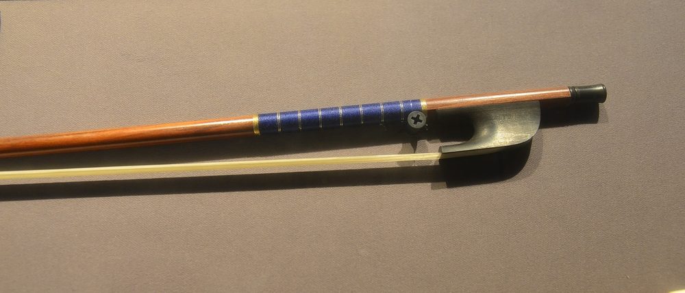 庫波仿巴洛克弓弓尾特寫:藍金織線握把與開槽式黑檀馬尾庫,重現十八世紀式樣。