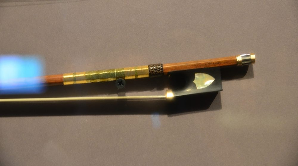 琴弓弓尾特寫:金綠織線握把配盾形鮑貝嵌飾的玳瑁色馬尾庫,裝飾華麗。
