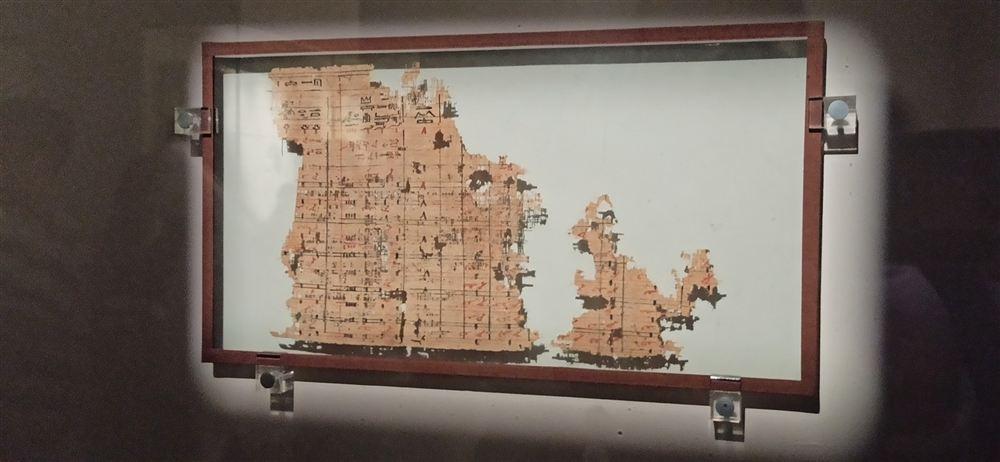 金字塔祭廟的行政文書,紅黑兩色文字與表格式線條。