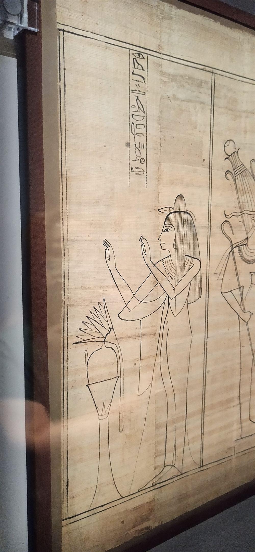 莎草紙:女性死者於插著蓮花的祭壇前禮拜。