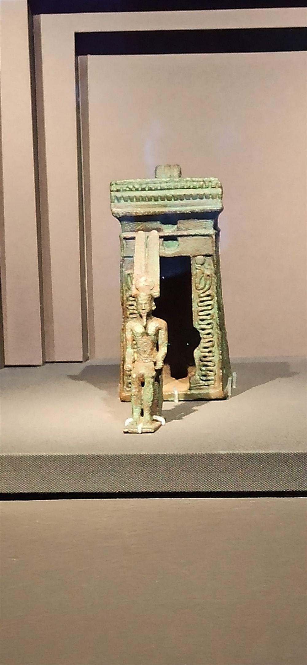 神龕模型正面特寫,門框兩側有蛇形紋飾。